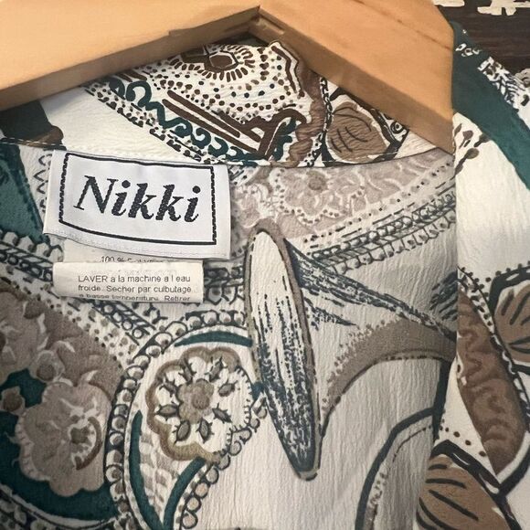 Vintage Nikki Women’s gold tone Button Belt  silky feel Blouse.  Size XL. - Picture 2 of 7